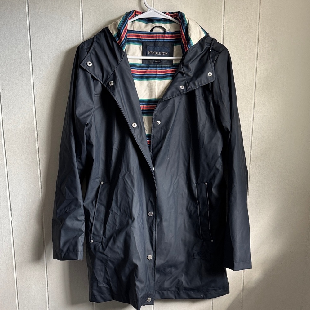 Pendleton Navy Rain Coat with Multicolor Striped Lining Sz M
